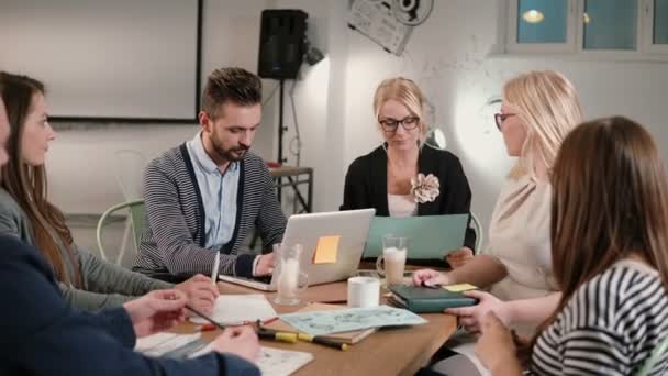 Leader femminile ha riferito cattive notizie di sviluppo delle aziende, tutti sono sconvolti. team aziendale in un moderno ufficio startup . — Video Stock