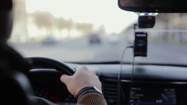 Close-up dari tangan manusia pada kemudi. Bepergian dengan mobil. Mobil di jalan . — Stok Video