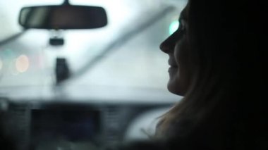 Kadının sevgilisi bir yanağından öpüyor ve bir arabaya gülümseyen siluet. Adam bir araba kullanıyor. Araba ile seyahat.