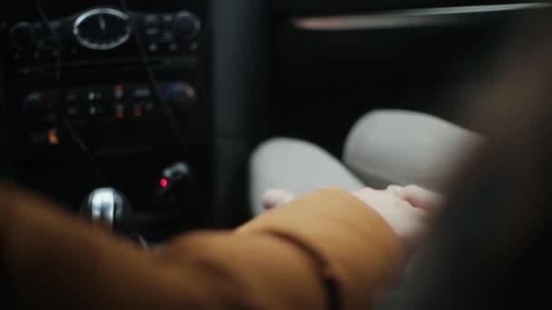 Close-up van liefhebbers handen. Man en vrouw in een auto zit. Mensen waarin liefde en steun. — Stockvideo