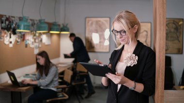 4 k. closeup genç güzel sarışın işkadını dokunmatik tablet modern başlangıç ofiste kullanır..