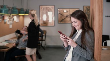 güzel esmer kadın modern başlangıç ofis takım işyerinde bir dokunmatik tablet kullanır