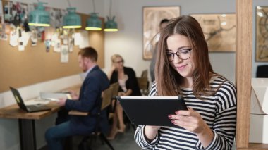 4 k. closeup genç çekici esmer işkadını dokunmatik tablet modern başlangıç ofiste kullanır..