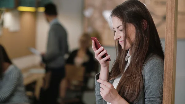Closeup mladá atraktivní bruneta podnikatelka využívá dotykový tablet v moderní spuštění office týmu na pracovišti — Stock fotografie