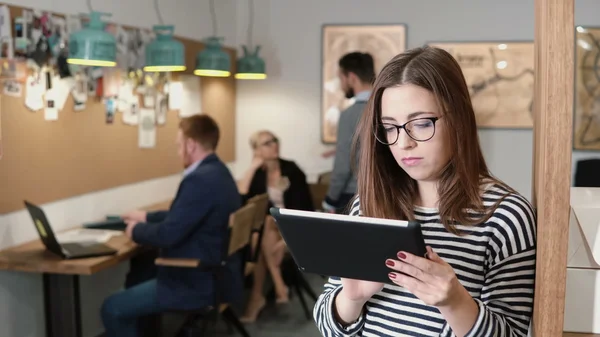 4 k. closeup genç çekici esmer işkadını dokunmatik tablet modern başlangıç ofiste kullanır..