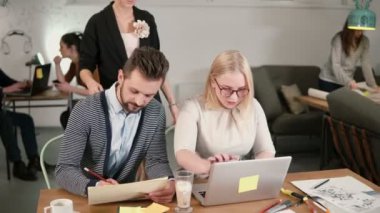Çalışanlara yön veren kadın lideri. Yaratıcı iş takım toplantısı yeni fikirleri tartışmak modern başlangıç Office