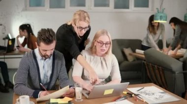 Çalışanlara yön veren kadın lideri. Yaratıcı iş takım toplantısı yeni fikirleri tartışmak modern başlangıç Office