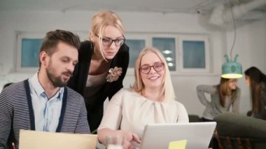 Ekran işaret eden kadın takım lideri kapatın. Yaratıcı iş takım toplantısı modern başlangıç Office