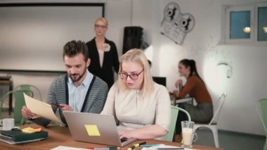 Kadın Yöneticisi tablo ve yön vermek için geliyor. Yaratıcı iş takım toplantısı modern başlangıç Office.