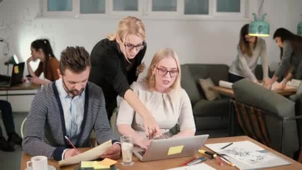 Líder femenina dando dirección a los trabajadores. Reunión del equipo creativo de negocios en la moderna startup discutiendo nuevas ideas — Vídeos de Stock