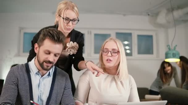 Ekran işaret eden kadın takım lideri kapatın. Yaratıcı iş takım toplantısı modern başlangıç Office — Stok video