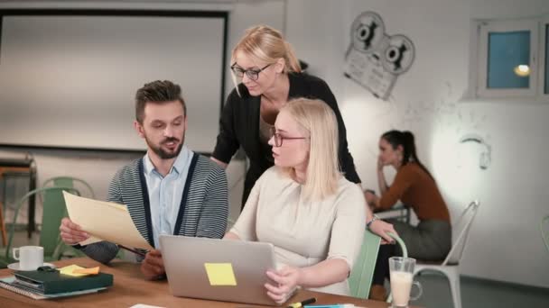 女性マネージャーや同僚のアイデアを議論する現代のスタート アップ オフィスで方向創造的なチーム会議を与える — ストック動画