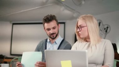 Dijital ekran teknolojisini kullanarak farklı kişi grup çalışması. Yaratıcı iş takım toplantısı ofis modern start