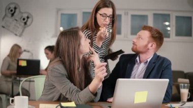 Dijital görüntü'yü kullanarak farklı kişi grup çalışması. Yaratıcı iş takım toplantısı ofis modern gayri resmi start