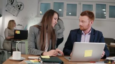 Dijital görüntü'yü kullanarak iki arkadaşları. Yaratıcı iş küçük bir ekip toplantısı ofis modern gayri resmi start