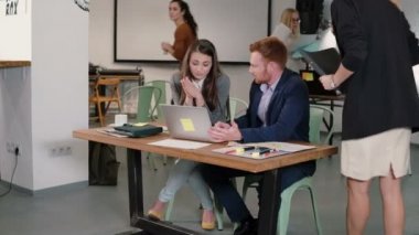 Çalışanlara yön veren kadın lideri. Yaratıcı iş takım toplantısı yeni fikirleri tartışmak modern başlangıç Office