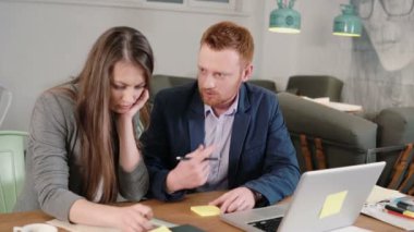 İki arkadaşları yeni fikirleri tartışmak notlar alın. Yaratıcı iş küçük bir ekip toplantısı ofis modern gayri resmi start