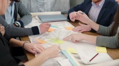 Beyin fırtınası grubu Genç Mimarlar yaratıcı iş takım toplantısı yeni fikirleri tartışmak başlangıç Office kapatın