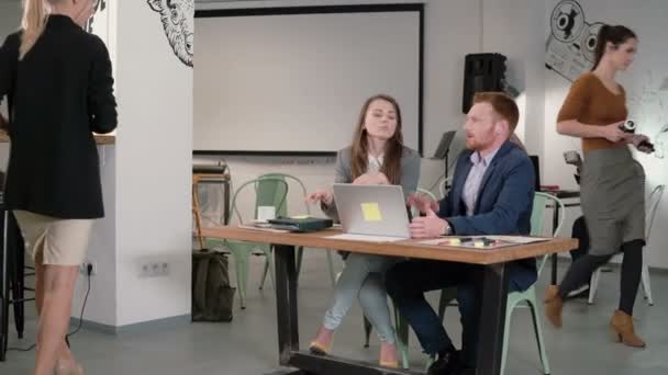 Kvinnliga ledare ger riktning till arbetstagare. Kreativa teamet affärsmöte i moderna start office diskuterar nya idéer — Stockvideo