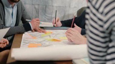 Eller genç Mimarlar yaratıcı küçük işletme ekibi Toplantı başlangıç Office yeni fikirler tartışıyor
