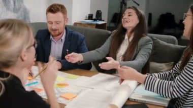 Kadın teklif etmek iyi fikir herkes mutlu, çak her diğer yaratıcı iş takım toplantısı başlangıç Office