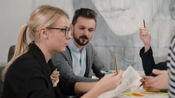 Creative malé firmy tým mladých architektů schůzku v kanceláři po spuštění aktivně diskutovat o nové myšlenky — Stock video