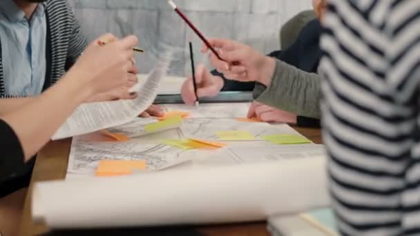 Detailní záběr rukou mladých architektů kreativní malé firmy týmu setkání v kanceláři spuštění diskuse o nové myšlenky