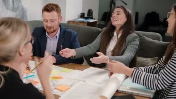 Nő kínál jó ötletet, mindenki boldog, a high-fiving minden más kreatív üzleti találkozója az office indítási — Stock videók