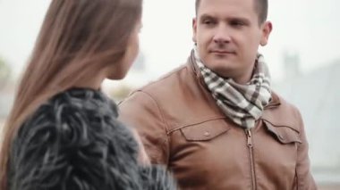 Aşık çift bir evin çatısına birlikte vakit. Aşık yürümek ve konuşmak. Steadicam atış