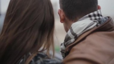 Mutlu aşıklar şehri manzarayı bir çatının üstünde. Arkadan görünüşü kafalarını birbirine yaslanmış. Soğuk sisli hava.