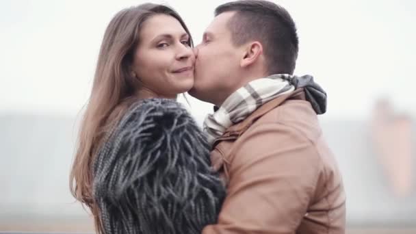Ein glücklicher Mann und eine verliebte Frau lachen fröhlich, küssen sich, umarmen sich. Glückliche Momente mit unseren Lieben. — Stockvideo
