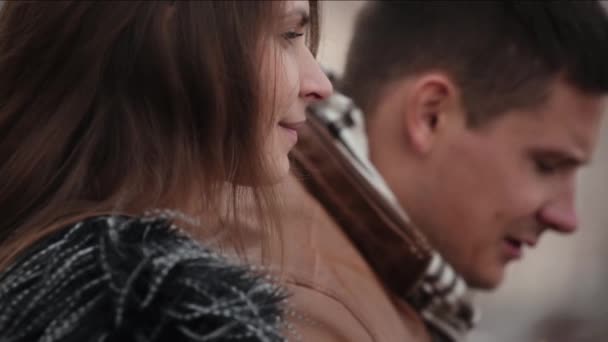 Güzel esmer erkek ve kadın konuşmak ayakta bir çatı veya bir evin balkon snuggling. — Stok video