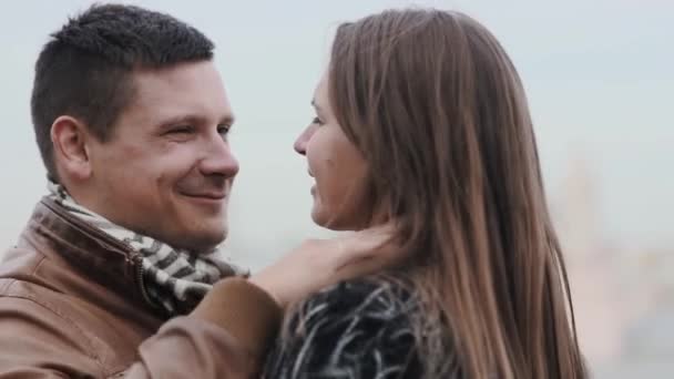 Glückliches schönes Paar, das intime Momente teilt. Mann bewundert seine Frau und berührt ihre Haare. Liebhaber reden, küssen. — Stockvideo