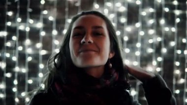 dekoratif duvar parlak ışıkları tam önünde yılbaşı geceleri genç çekici kadın zevk yağan kar