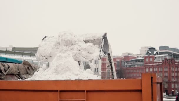 Straßenmeistereien säubern Bürgersteige. Winterschneemaschine entlädt den Schnee im LKW-Aufbau — Stockvideo