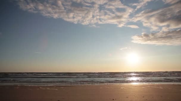 Egy szép pasztell naplemente a homokos tengerparton — Stock videók