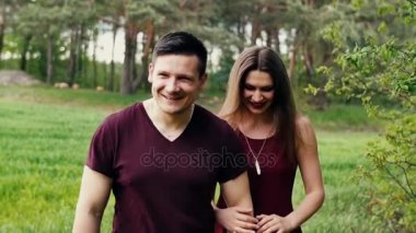 Bir ormanda yürüyüş, birlikte harika vakit, konuşan ve gülen mutlu aşıklar.