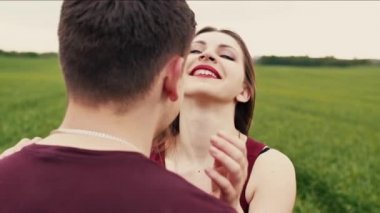 mutlu, güzel bir kadının şefkatle bakarak onun adama hayran ve ona sarılmak, yakın çekim. Yavaş mo, steadicam vurdu