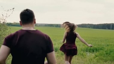 Aşık çift gülmek, eğlenmek bir alanda. Adam bir çocuk gibi onun kadın kovalayan, onu yakalar. Yavaş mo, steadicam vurdu