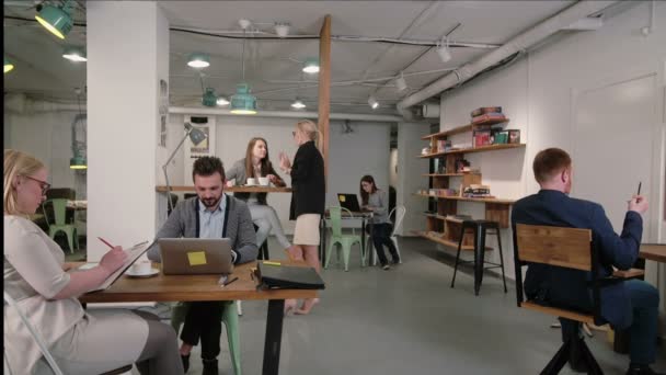 Man arbetar på laptop upptäcker goda nyheter alla är nöjda gratulerar och applåderar honom business-team i Start office — Stockvideo