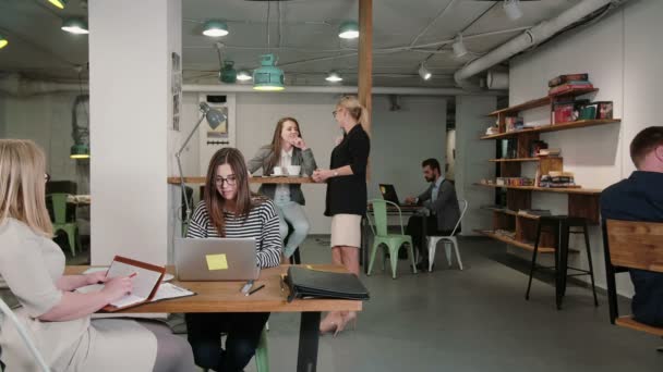 Vrouw gebruik laptop vondsten uit goed nieuws, iedereen is gelukkig feliciteren en juich haar. Business team in opstarten kantoor — Stockvideo