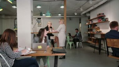 Kadın kullanır dizüstü öğrenirse iyi haber herkes mutludur tebrik eder ve onu alkışlıyoruz. başlangıç Office iş takım