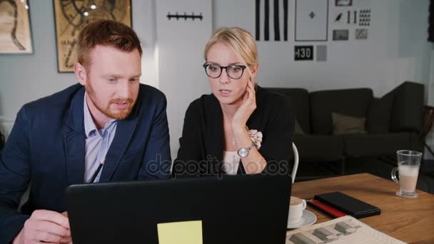 Due colleghi che utilizzano il display digitale. Riunione creativa del piccolo team aziendale in un moderno ufficio di start up informale — Video Stock