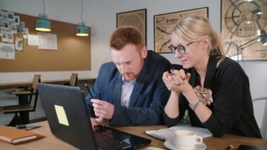 Dijital görüntü'yü kullanarak iki arkadaşları. Yaratıcı iş küçük bir ekip toplantısı ofis modern gayri resmi start