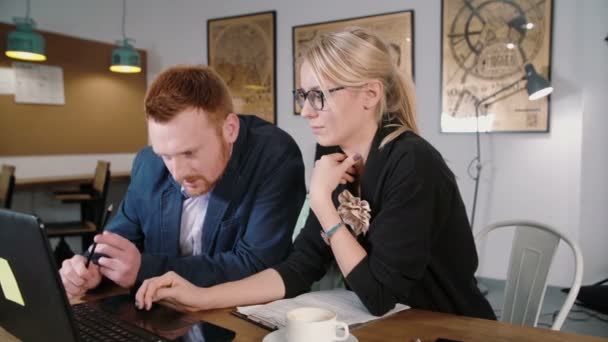 Dos colegas usando la pantalla digital. Reunión creativa de pequeños equipos empresariales en una moderna oficina informal de start-up — Vídeos de Stock