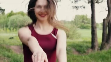 O doğada çalışırken kadın yüzünü esirgemezdin kamera döner. Siyah saçlı sallanan. yavaş mo, steadicam vurdu