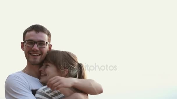 Joven hermosa pareja de amantes tiernamente abrazar, sonriendo y riendo al atardecer . — Vídeos de Stock