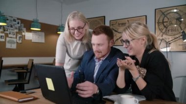 Çalışanlara yön veren kadın lideri. Yaratıcı iş takım toplantısı yeni fikirleri tartışmak modern başlangıç Office