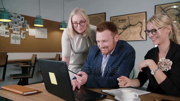 Líder femenina dando dirección a los trabajadores. Reunión del equipo creativo de negocios en la moderna startup discutiendo nuevas ideas — Vídeos de Stock