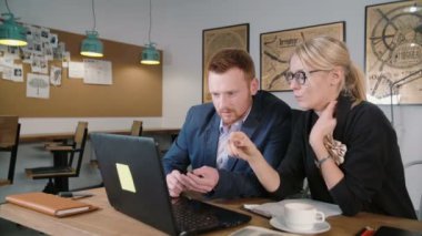 Dijital görüntü'yü kullanarak iki arkadaşları. Yaratıcı iş küçük bir ekip toplantısı ofis modern gayri resmi start